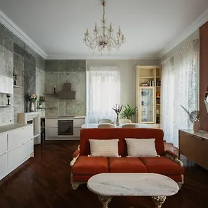 https://bellevue-suite-rosselli.it-lombardy.com